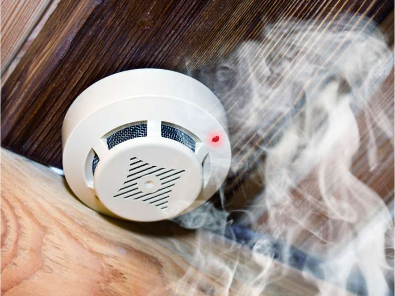Alarme de fumée qui sonne : identifier les causes et trouver les solutions efficaces