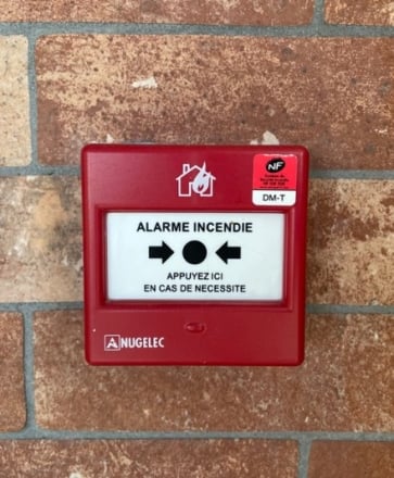 Alarme incendie qui se déclenche sans raison : comprendre les causes et trouver les solutions