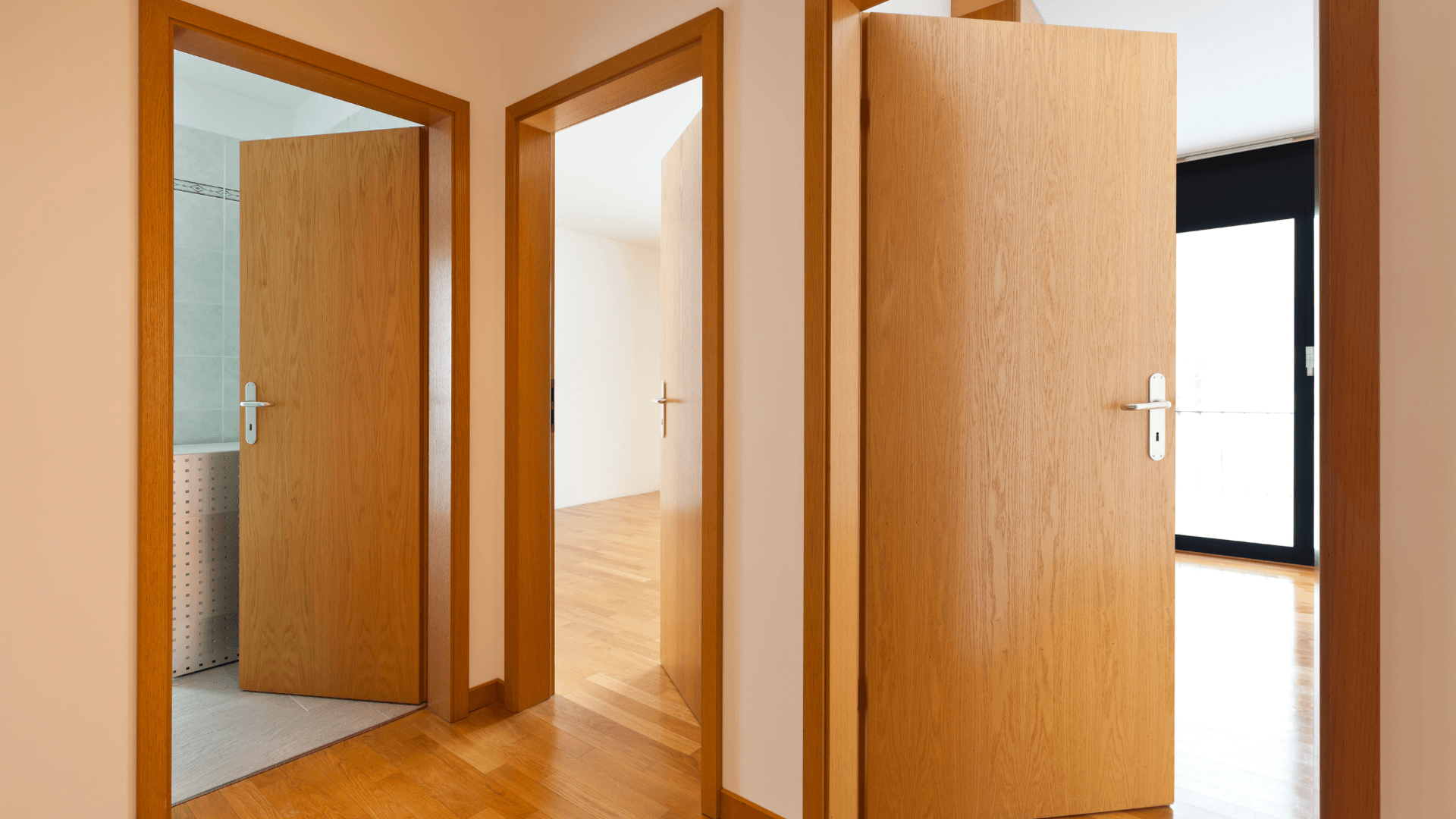 Comment convertir une porte poussant droit en gauche ?