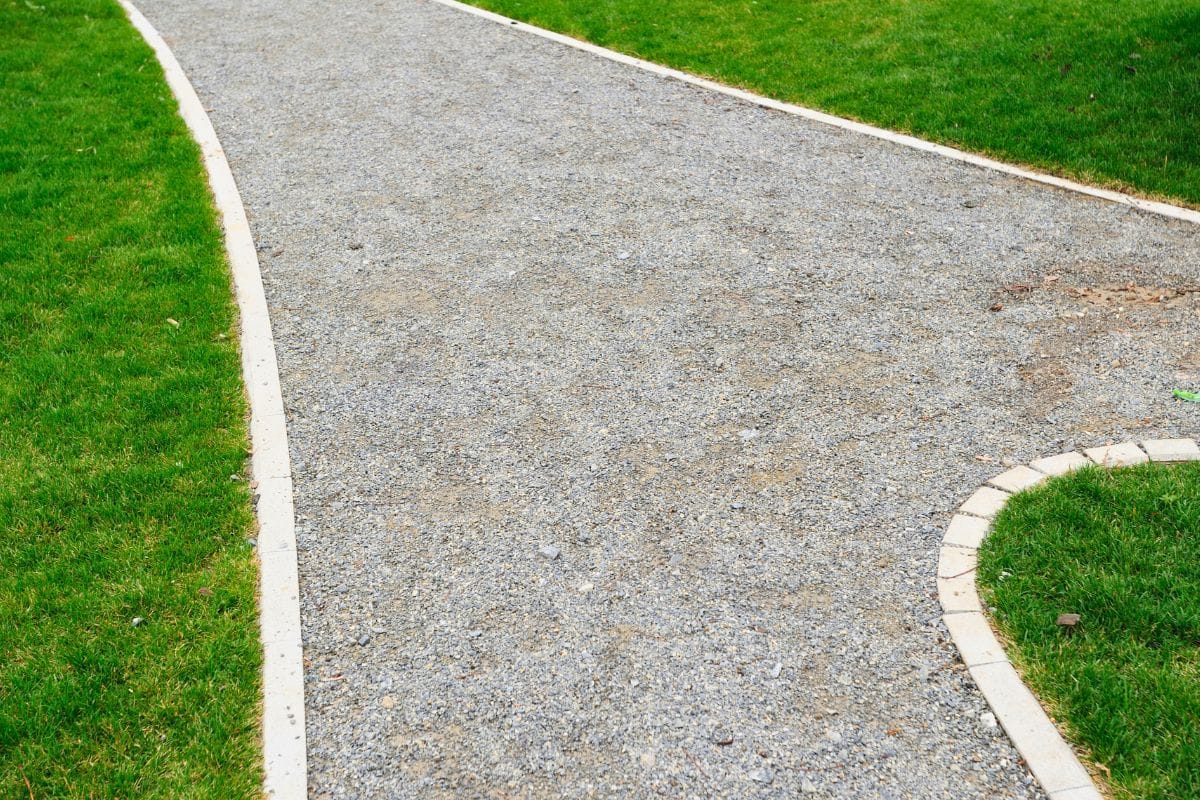 Créer une allée carrossable en gravier durable sans utiliser de stabilisateur : guide pratique